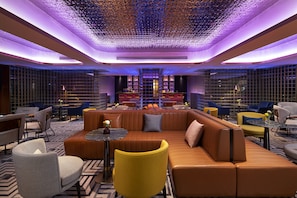 2 bars/lounges