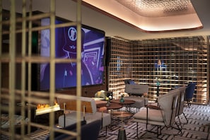 2 bars/lounges