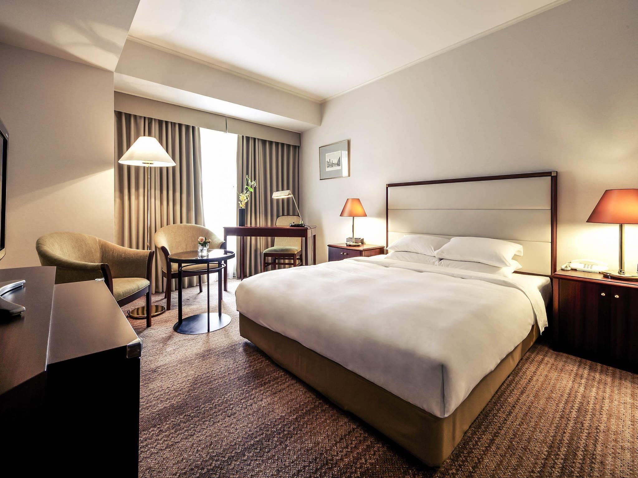 Habitación superior, 1 cama Queen size | Edredón, minibar, caja de seguridad en la habitación y escritorio 