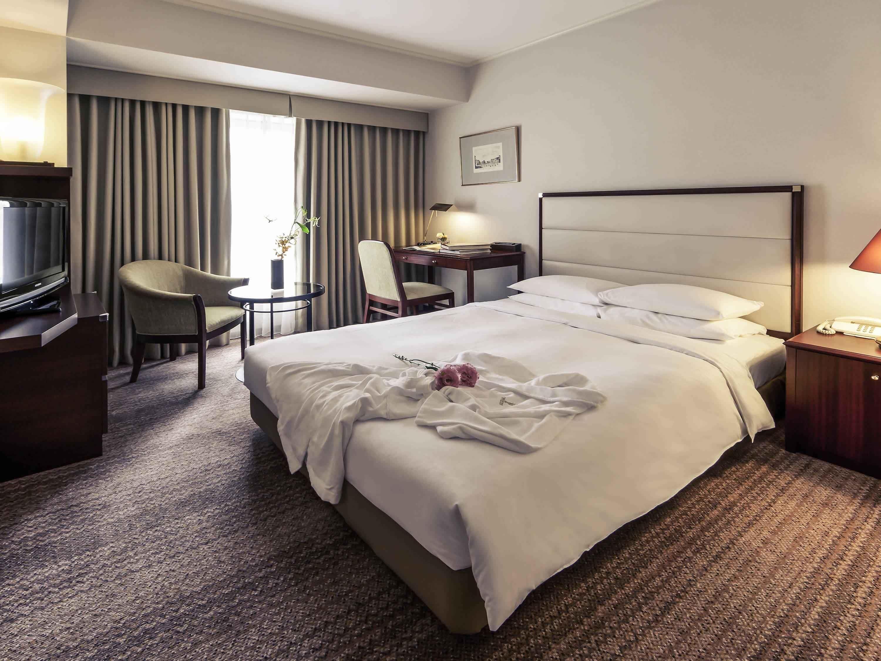 Edredón, minibar, caja de seguridad en la habitación y escritorio 