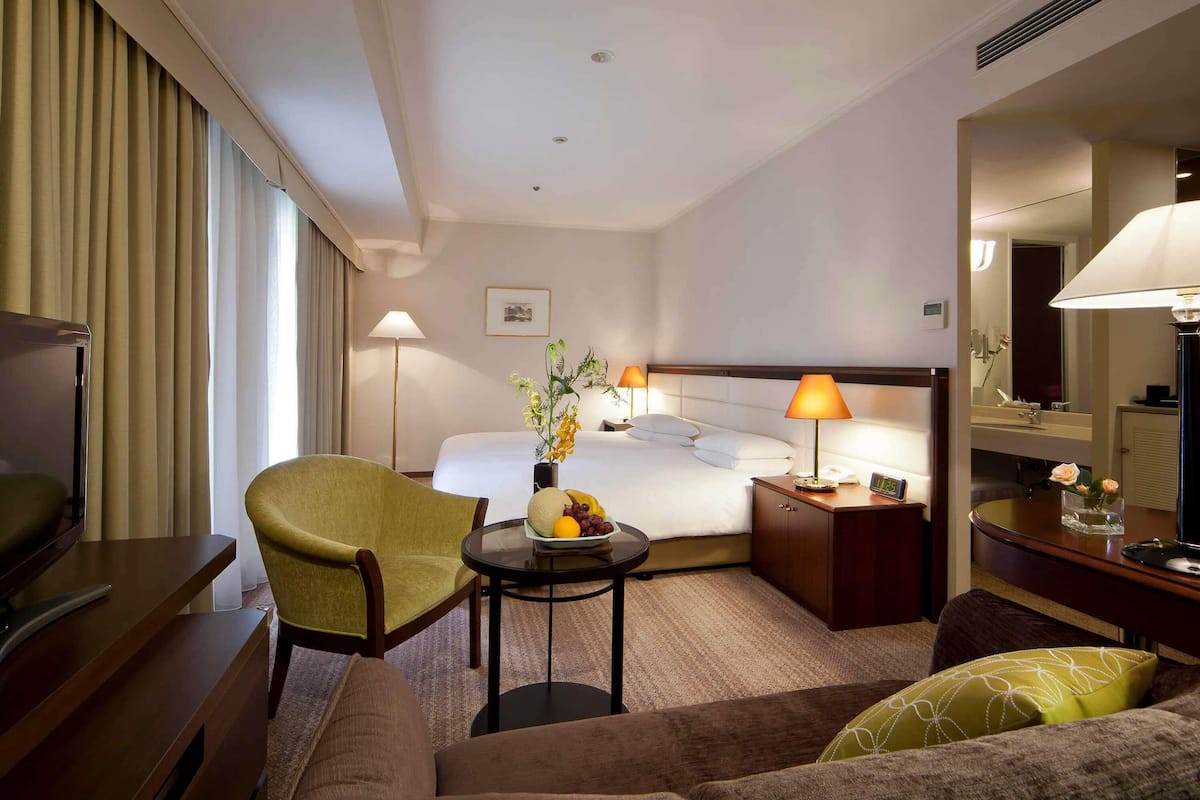 Habitación Deluxe con 2 camas individuales, 2 camas individuales, para fumadores | Edredón, minibar, caja de seguridad en la habitación y escritorio