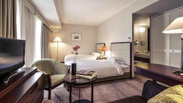 Deluxe-Zweibettzimmer, 2 Einzelbetten | Daunenbettdecken, Minibar, Zimmersafe, Schreibtisch