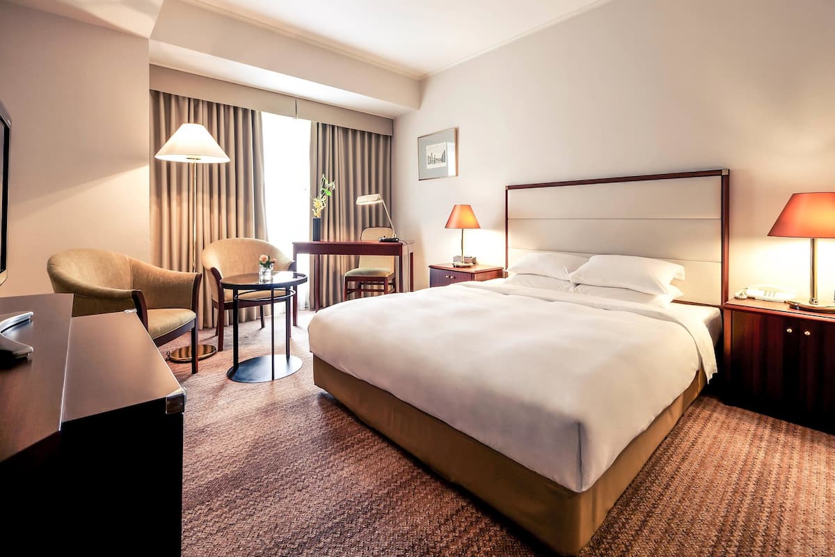 Phòng Superior, 1 giường cỡ queen | Chăn bông, minibar, két bảo mật tại phòng, bàn
