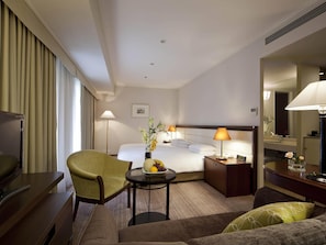 Donsdekens, een minibar, een kluis op de kamer, een bureau