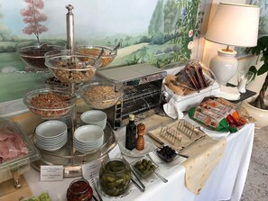 Free daily buffet breakfast