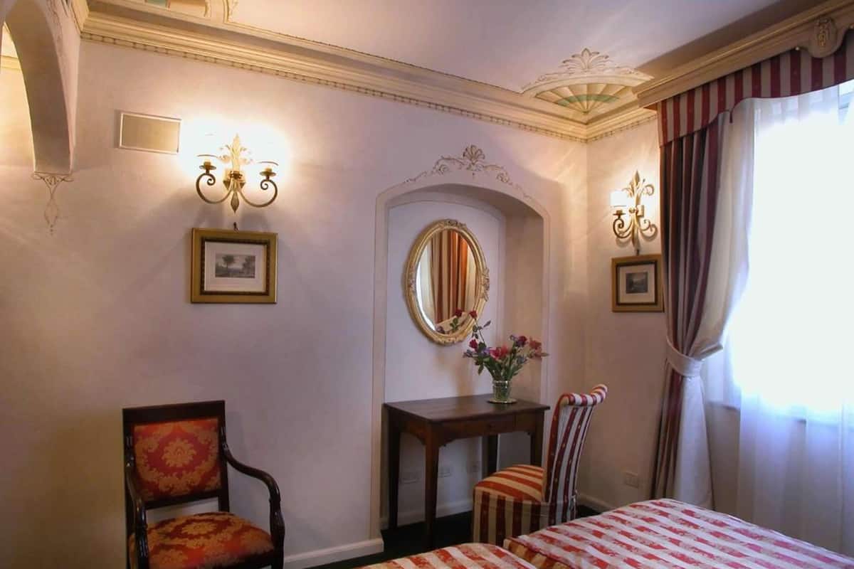 Deluxe dubbelrum eller tvåbäddsrum | Minibar, värdeförvaringsskåp på rummet och skrivbord