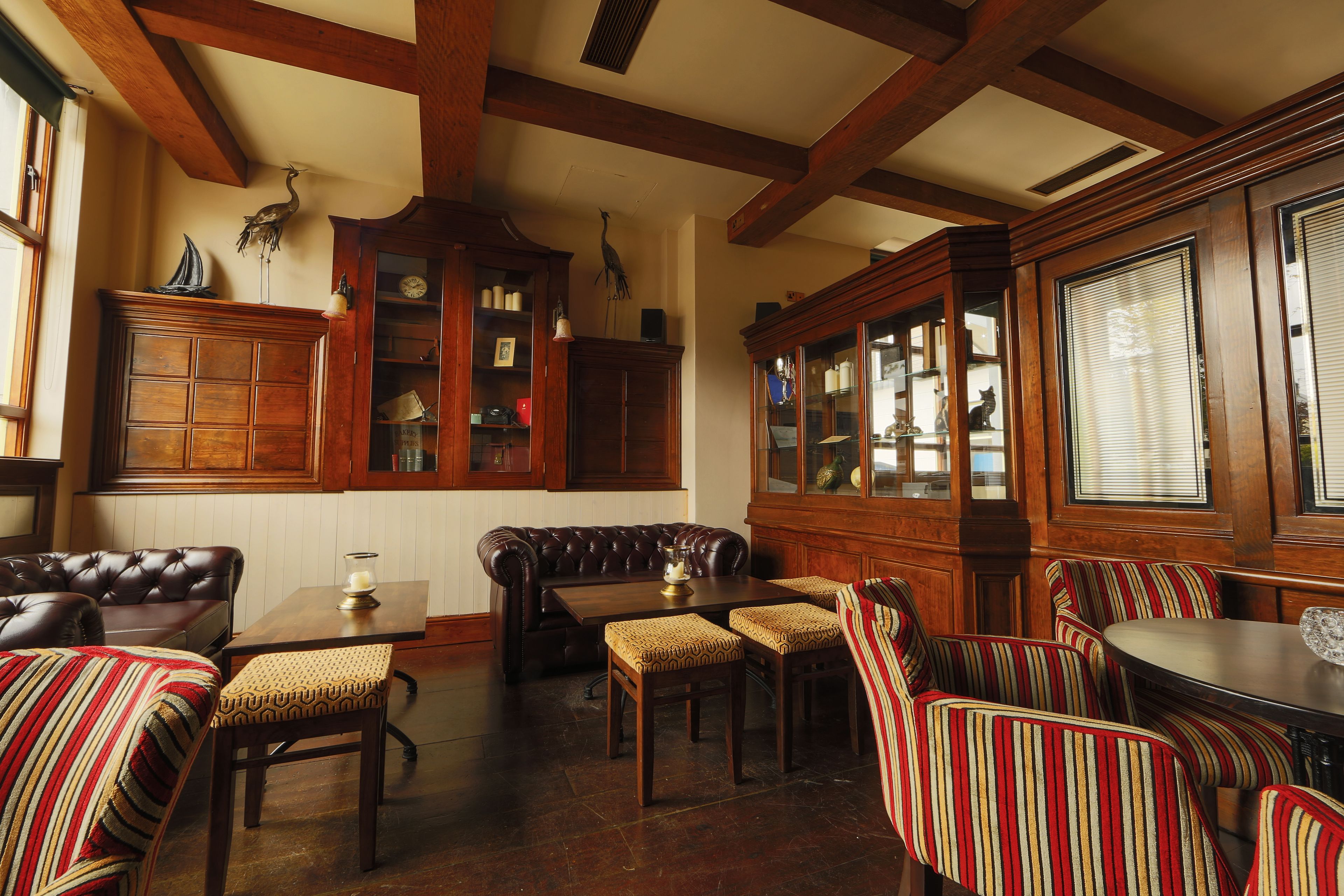 serves breakfast and dinner