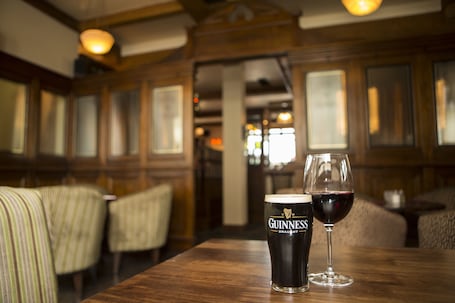 供应早餐和晚餐,爱尔兰菜. 河畔酒店