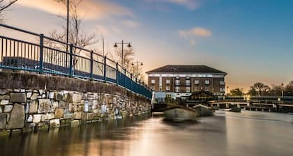 Riverside Hotel