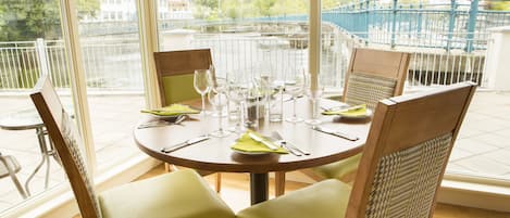 Melayani sarapan dan makan malam dengan sajian masakan Irlandia