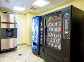 Una máquina expendedora con aperitivos y un dispensador de agua.