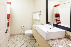 Combined shower/bathtub, free toiletries, hair dryer, towels