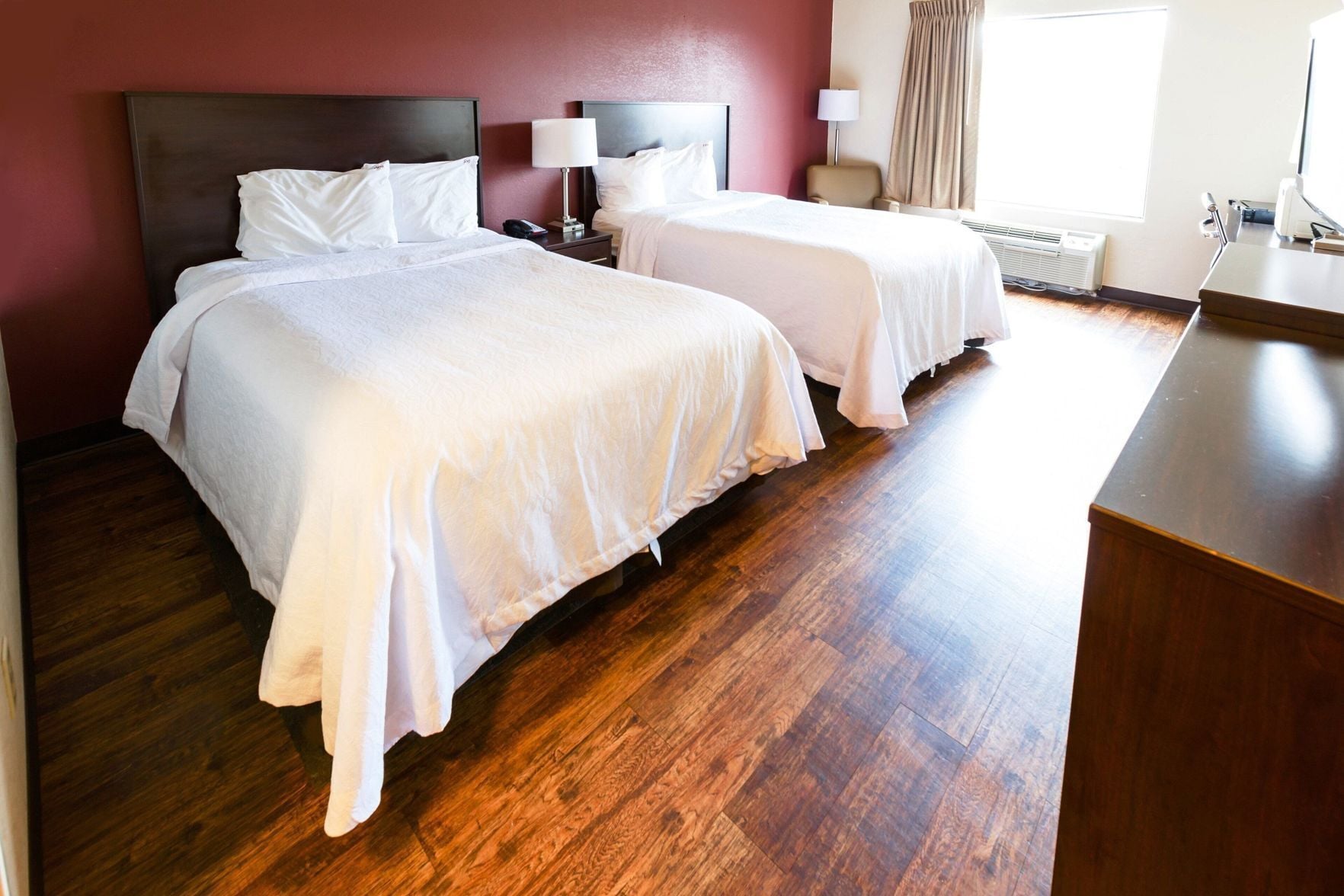 Een strijkplank/strijkijzer, gratis babybedden, gratis wifi, beddengoed