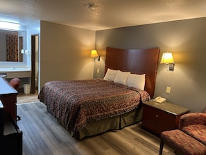 Chambre Standard, 1 très grand lit, fumeur, réfrigérateur et four à micro-ondes