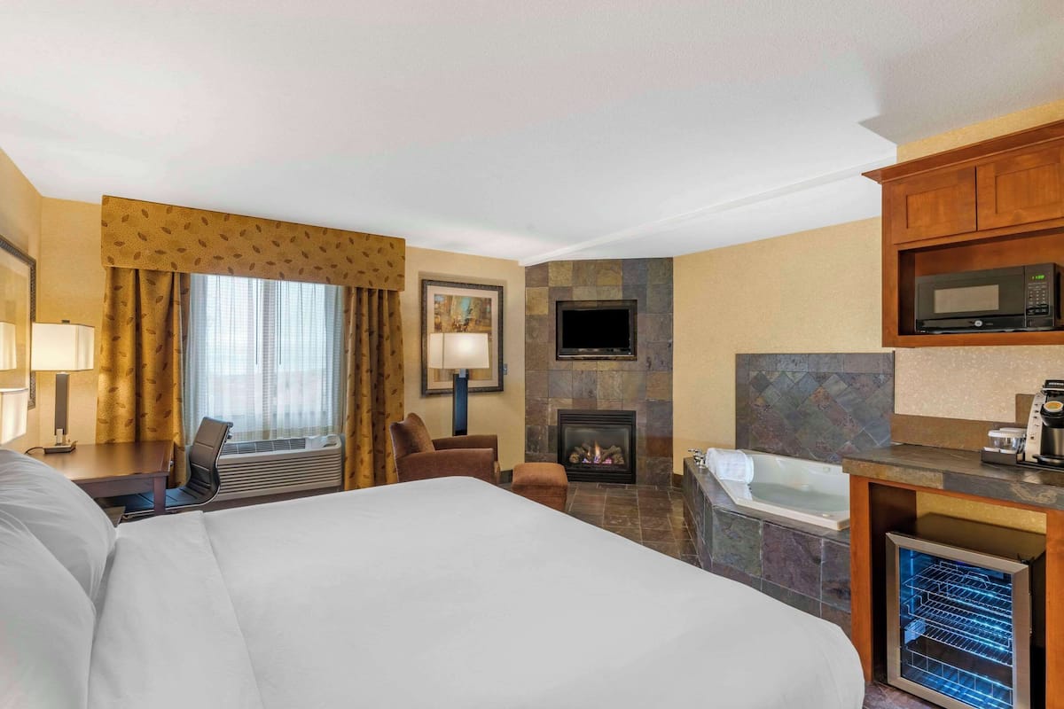 standard room, 1 king bed, non smoking, fireplace (adults only whirlpool) | desk, laptop workspace, blackout curtains, iron/ironing board