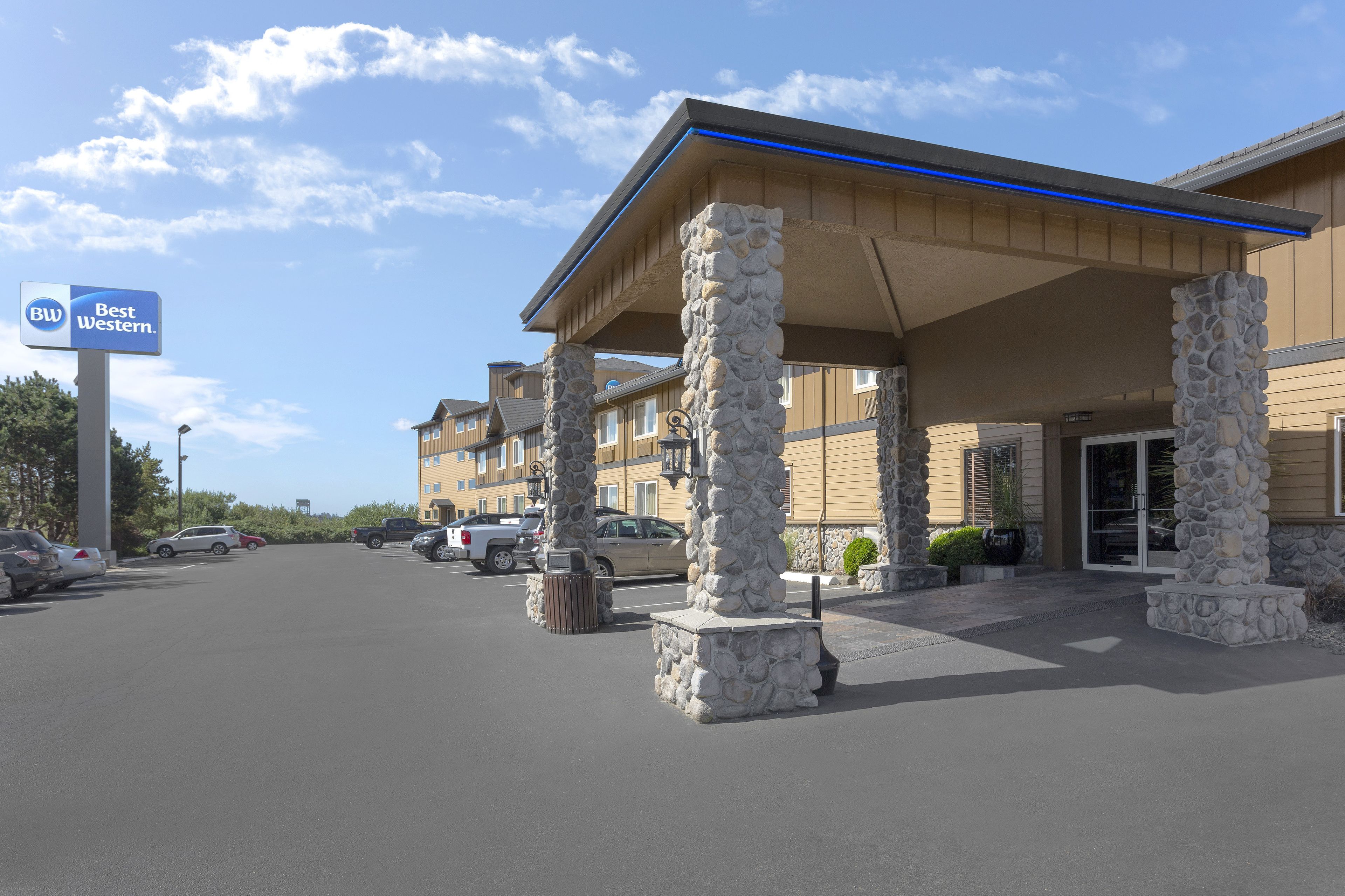 A Best Western hotel with stone pillars, a covered entrance, and a parking lot.