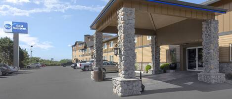 A Best Western hotel with stone pillars, a covered entrance, and a parking lot.
