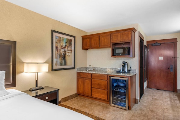 Standard Room, 1 King Bed, Non Smoking (Larger Room Wet Bar) - Lloyd Hotel Astoria Bayfront, an Ascend Collection Hotel (Astoria)