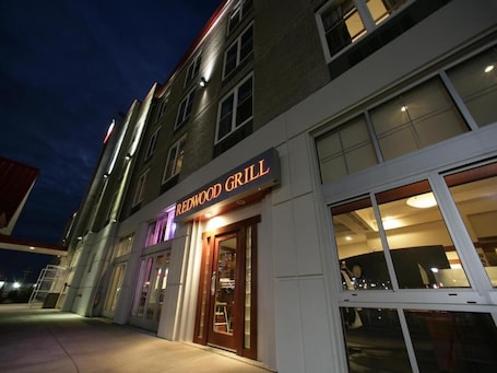 Fachada de la propiedad por la tarde o noche. Future Inns Halifax
