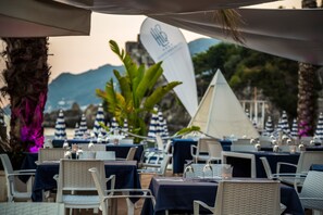3 ristoranti, aperti a pranzo e a cena, cucina locale