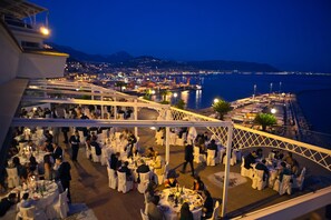 3 ristoranti, aperti a pranzo e a cena, cucina locale