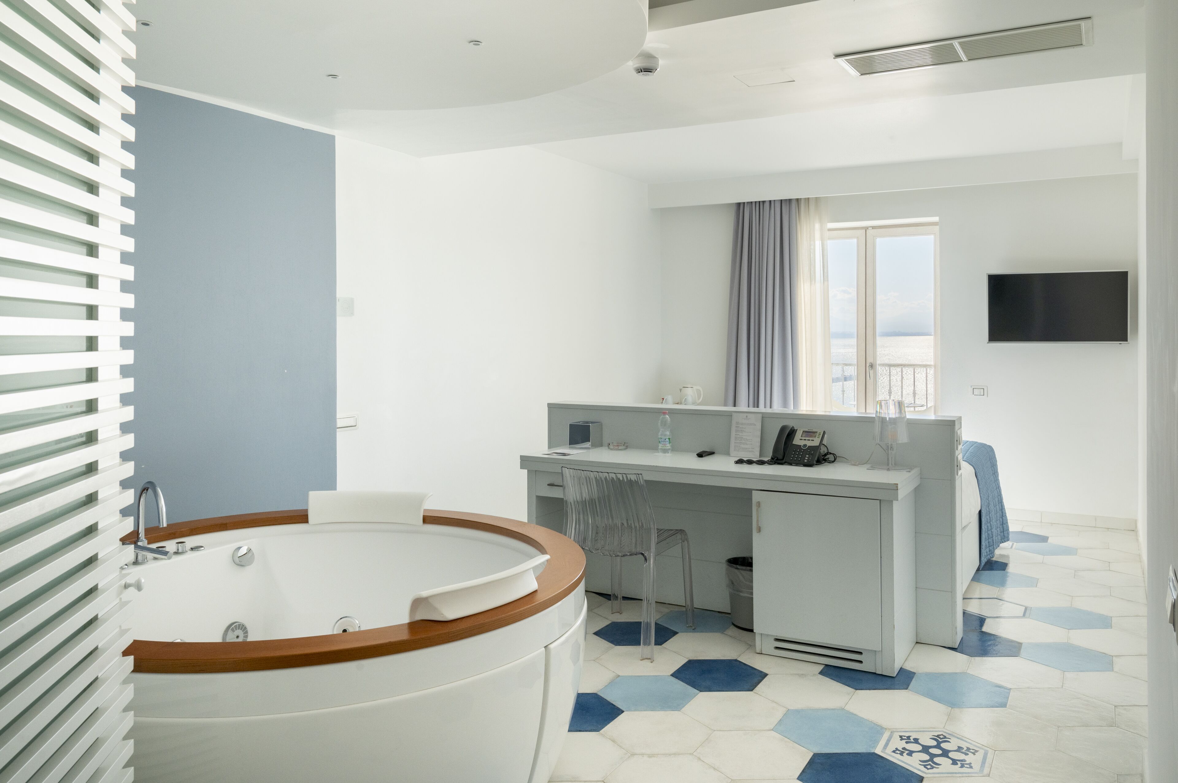 Un baño moderno con bañera, lavabo y ducha.