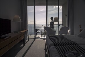 Kamer, 1 twee- of 2 eenpersoonsbedden, uitzicht op zee | Een minibar, een kluis op de kamer, individueel gedecoreerd