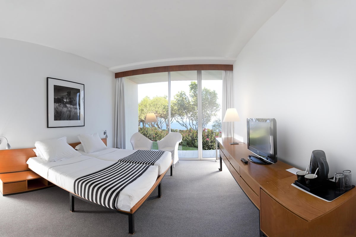 minibar, in-room safe, individually decorated, individually furnished