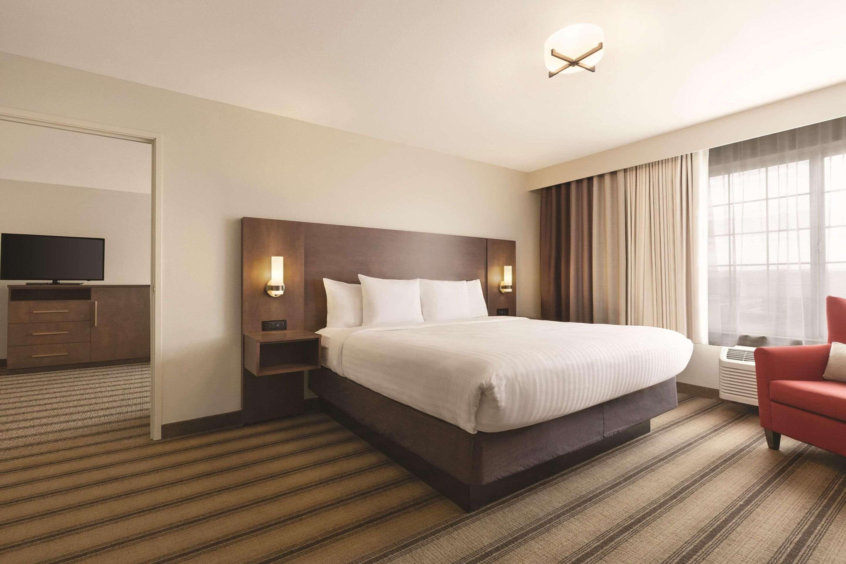 room, 1 king bed, non smoking | 1 bedroom, in-room safe, desk, blackout curtains