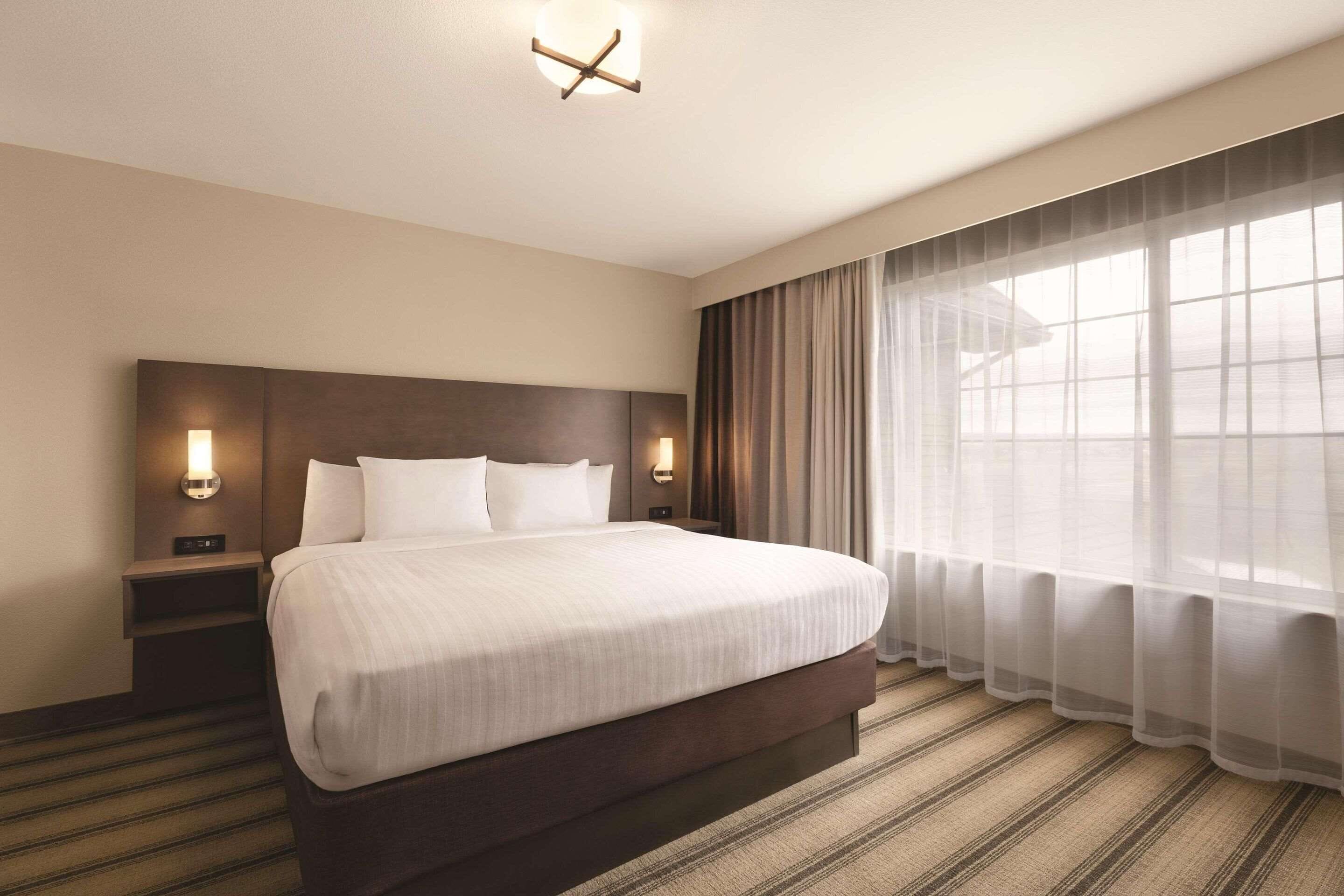 1 bedroom, in-room safe, desk, blackout curtains