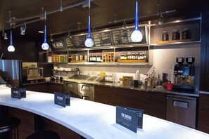 Petit déjeuner et dîner servis sur place