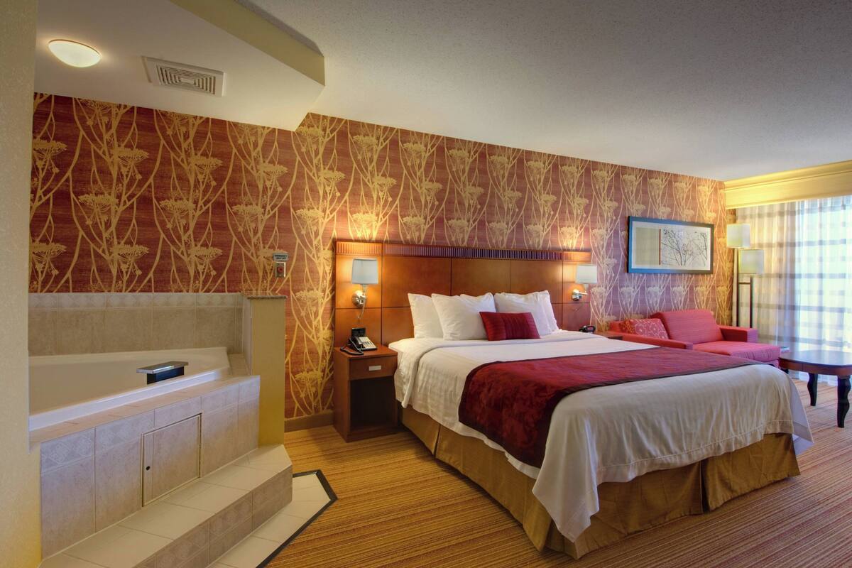 고급 침구, 책상, 노트북 작업 공간, 암막 커튼