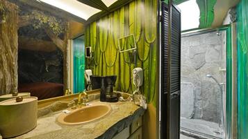 1 King Bed, Non Smoking, Jetted Tub Suite (Jungle, Cave, or 50s Theme) | Individually decorated, blackout drapes, soundproofing