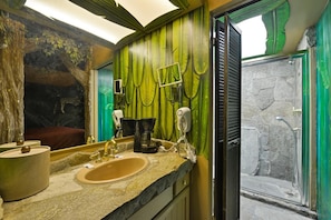 1 King Bed, Non Smoking, Jetted Tub Suite (Jungle, Cave, or 50s Theme)