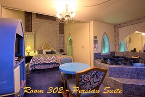 1 King Bed, Non Smoking, Jetted Tub Suite (Persian ,Roman, or Oriental Theme) | 1 Schlafzimmer, individuell dekoriert, Verdunkelungsvorhänge