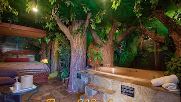 1 King Bed, Non Smoking, Jetted Tub Suite (Jungle, Cave, or 50s Theme) | 1 habitación, decoración personalizada y cortinas blackout