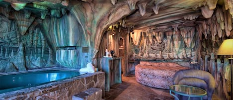 1 King Bed, Non Smoking, Jetted Tub Suite (Jungle, Cave, or 50s Theme) | 1 phòng ngủ, trang trí khác biệt, màn/rèm cản sáng, phòng cách âm
