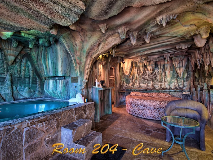 Decoración personalizada, cortinas blackout y sistema de insonorización