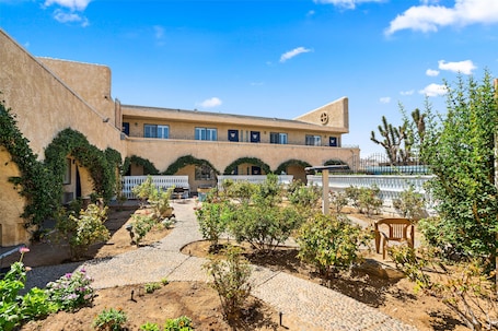 Exterior. Americas Best Value Inn & Suites Joshua Tree National Park