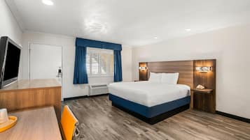 Quarto, 1 cama King, para não fumantes | Individualmente decorados, cortinas blackout, quartos à prova de som