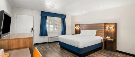 Room, 1 King Bed, Non Smoking | Individually decorated, blackout drapes, soundproofing