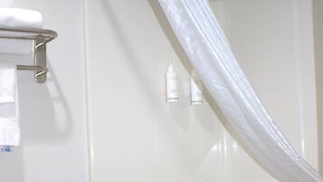 Combined shower/bathtub, hair dryer, towels