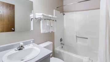 Combined shower/bathtub, free toiletries, hair dryer, towels
