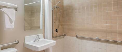 Un baño con ducha, lavabo e inodoro.