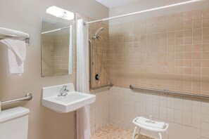 Chambre, accessible aux personnes à mobilité réduite | Salle de bain | Ensemble douche/baignoire, articles de toilette gratuits, sèche-cheveux