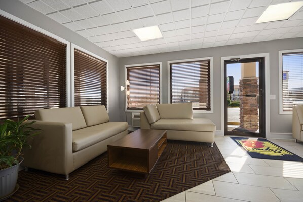 Lobby sitting area - Super 8 by Wyndham Wytheville (Wytheville)