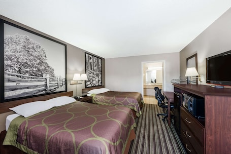 Escritorio, espacio para trabajar con laptop y cortinas blackout . Super 8 by Wyndham Chattanooga Ooltewah