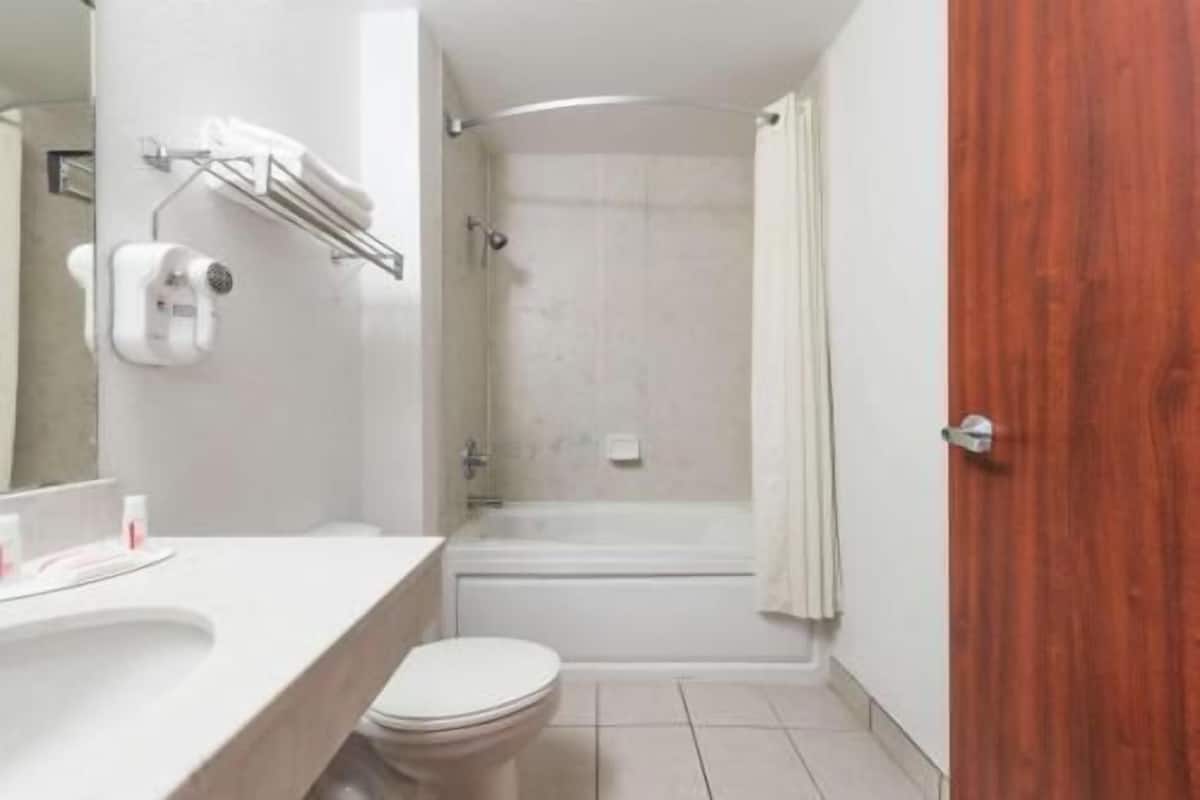 Baño | Tina con regadera, amenidades de baño gratuitas, secadora de cabello