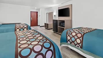 Une chambre d’hôtel avec deux lits, une télévision, un four à micro-ondes et un réfrigérateur.
