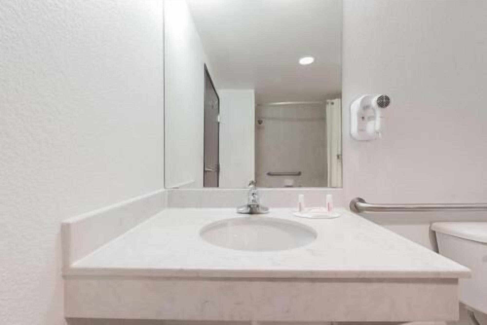 Baño | Tina con regadera, amenidades de baño gratuitas, secadora de cabello 